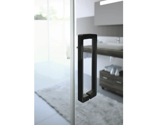 Posuvné dveře s hranatou rukojetí v koupelně