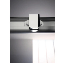 Detailní záběr prvku sprchového koutu s kováním a lištou.