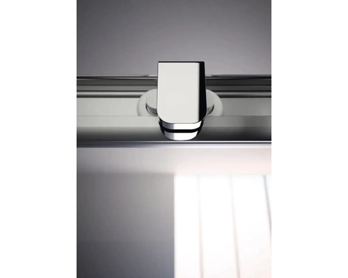 Detailní záběr prvku sprchového koutu s kováním a lištou.