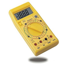 Žlutý digitální multimetr pro elektrické měření