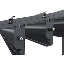 Detailní záběr rámu altánu s nosníky a upevňovacími prvky.