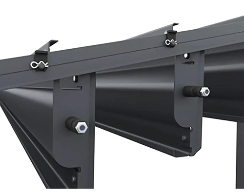 Detailní záběr rámu altánu s nosníky a upevňovacími prvky.