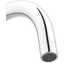 Detailní pohled na výtok vodovodní baterie