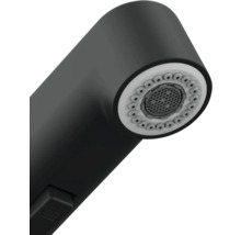 Detailní pohled na sprchovou hlavici kuchyňské baterie