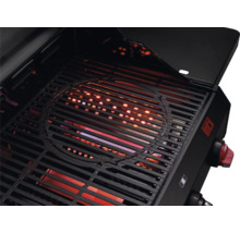 Pohled do otevřeného grilu s grilovacím roštem a zapnutým topením