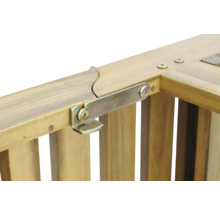 Detailní pohled na dřevěný rám s kovovým spojovacím prvkem a šrouby