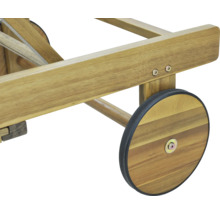 Detailní záběr dřevěného pojízdného vozíku s kolečky