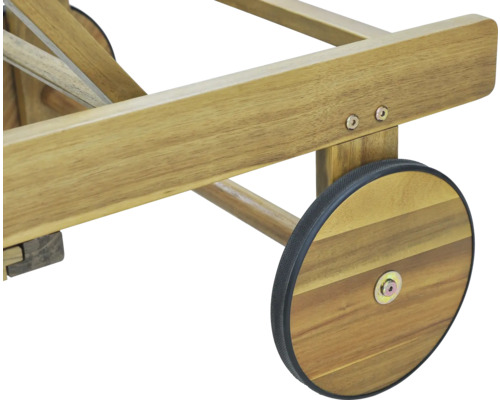 Detailní záběr dřevěného pojízdného vozíku s kolečky