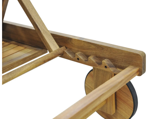 Detailní záběr dřevěného lehátka s kolečky