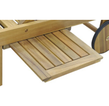 Detail dřevěného lehátka s výsuvným stolkem