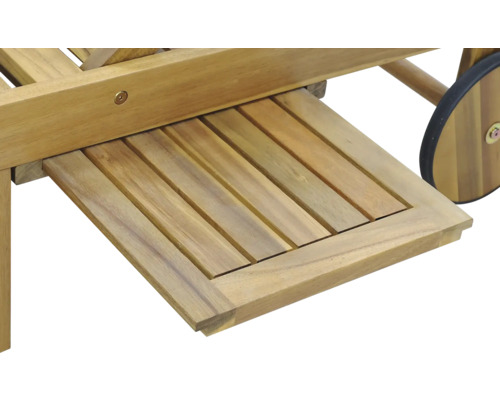 Detail dřevěného lehátka s výsuvným stolkem