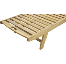 Detailní pohled na dřevěné zahradní lehátko s lamelovým roštem.