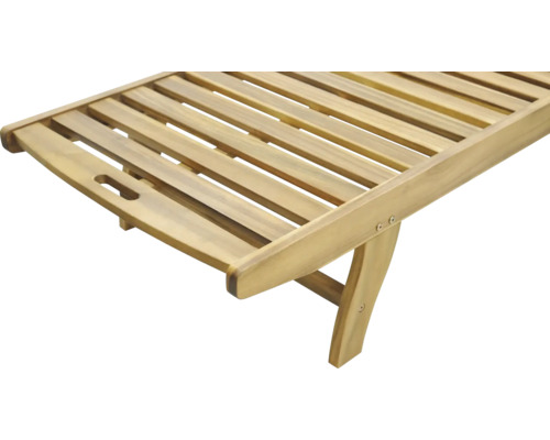 Detailní pohled na dřevěné zahradní lehátko s lamelovým roštem.