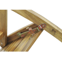 Detailní záběr dřevěné židle s kovovým kováním