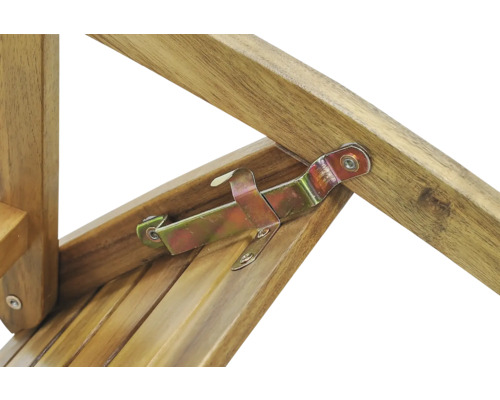 Detailní záběr dřevěné židle s kovovým kováním