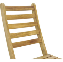 Detailní pohled na opěradlo dřevěné zahradní židle