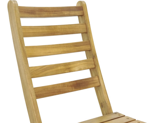 Detailní pohled na opěradlo dřevěné zahradní židle