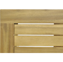 Detailní pohled na desku zahradního nábytku ze dřeva