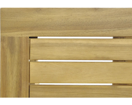 Detailní pohled na desku zahradního nábytku ze dřeva