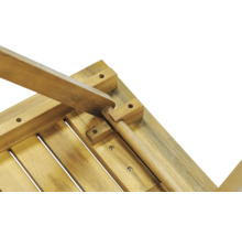 Detailní pohled na spodní stranu dřevěného zahradního stolu se šrouby