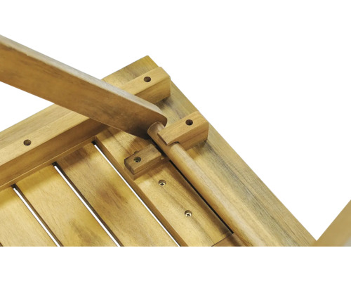 Detailní pohled na spodní stranu dřevěného zahradního stolu se šrouby