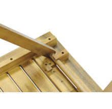 Detailní pohled na dřevěný zahradní stůl s rámem