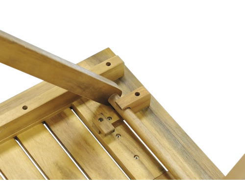 Detailní pohled na dřevěný zahradní stůl s rámem