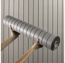 Drží se role obkladových panelů se vzhledem dřeva.