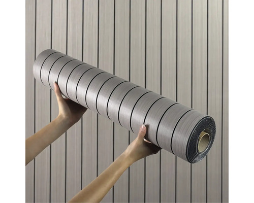 Drží se role obkladových panelů se vzhledem dřeva.