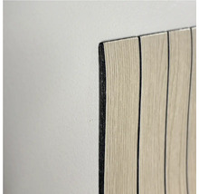 Detailní pohled na obklad stěn s dřevěným vzhledem