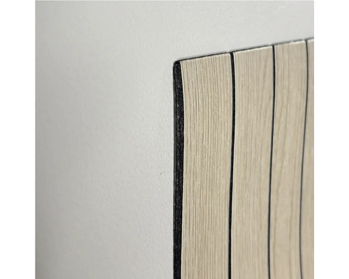 Detailní pohled na obklad stěn s dřevěným vzhledem