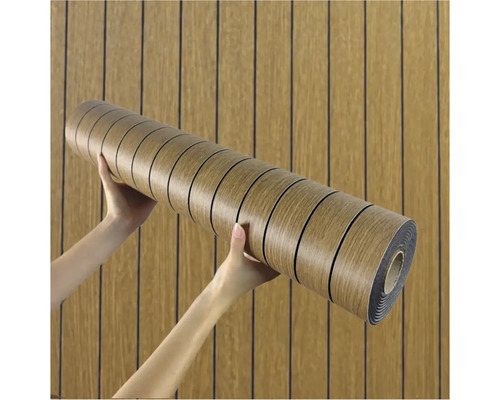 Role nábytkové fólie s dřevěným designem držená v rukou