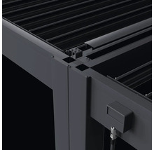 Detailní pohled na pergolu s lamelovou střechou