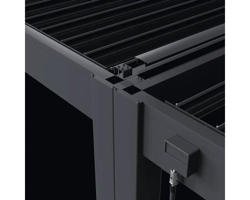 Detailní pohled na pergolu s lamelovou střechou