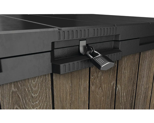 Detailní pohled na zahradní box s visacím zámkem