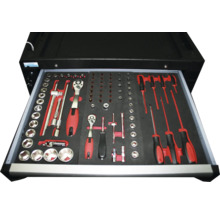 Otevřená zásuvka vozíku na nářadí s různým nářadím