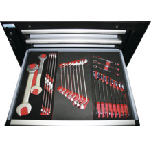 Otevřený box na nářadí s různým nářadím