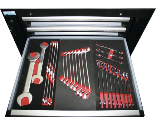 Otevřený box na nářadí s různým nářadím