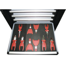 Otevřený box na nářadí s různými kleštěmi v červeném provedení