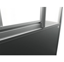 Detailní pohled na stěnu skleníku se zasklením