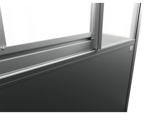 Detailní pohled na stěnu skleníku se zasklením