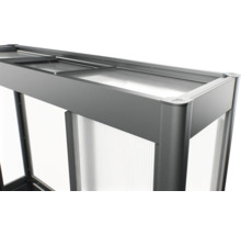 Detailní pohled na vyvýšený záhon s průhlednými skly a šedým rámem