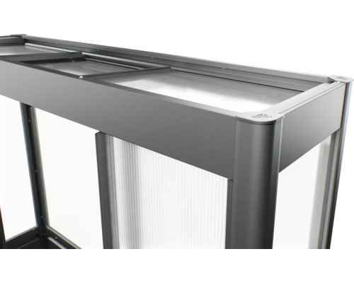 Detailní pohled na vyvýšený záhon s průhlednými skly a šedým rámem