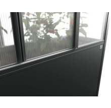 Detailní pohled na skleník s polykarbonátovými deskami a tmavým rámem