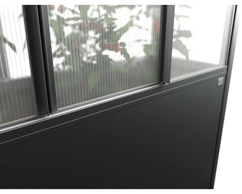 Detailní pohled na skleník s polykarbonátovými deskami a tmavým rámem