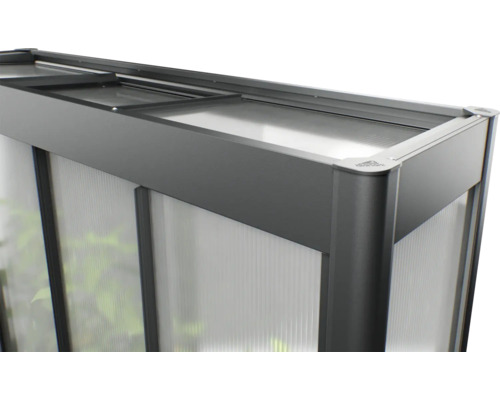 Detail skleníku s polykarbonátovými panely