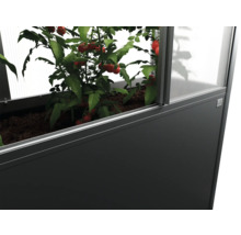 Zvýšený záhon s rostlinou rajčete