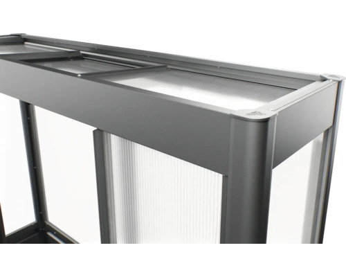 Detailní pohled na vyvýšený záhon s hliníkovým rámem a průsvitnými panely