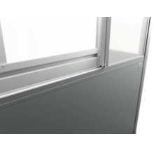 Detailní pohled na dělicí stěnu s okenním prvkem