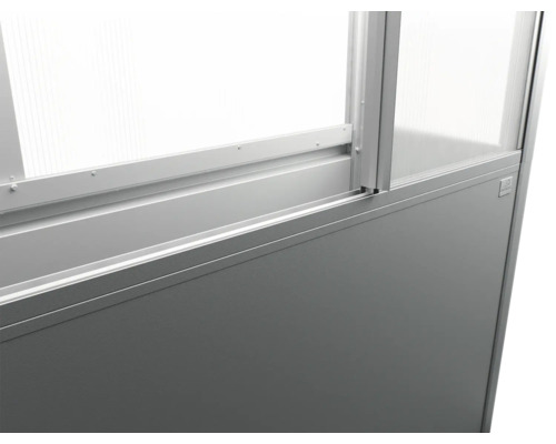 Detailní pohled na dělicí stěnu s okenním prvkem